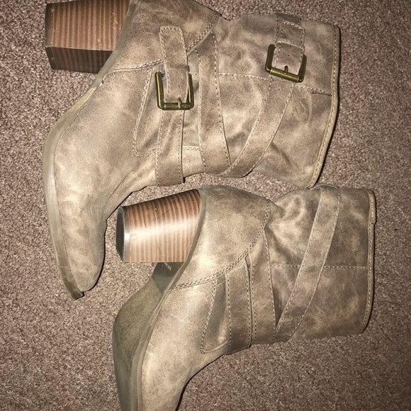 Bootie - block heel size 9 - Picture 2 of 3